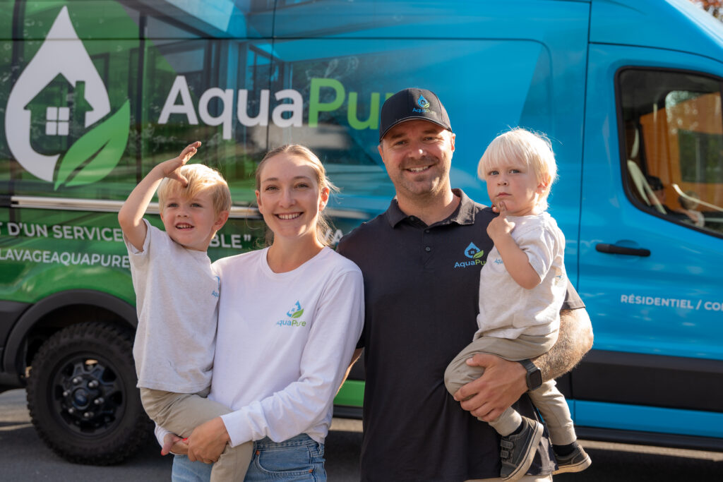L’équipe familiale de Lavage Aquapure devant son camion