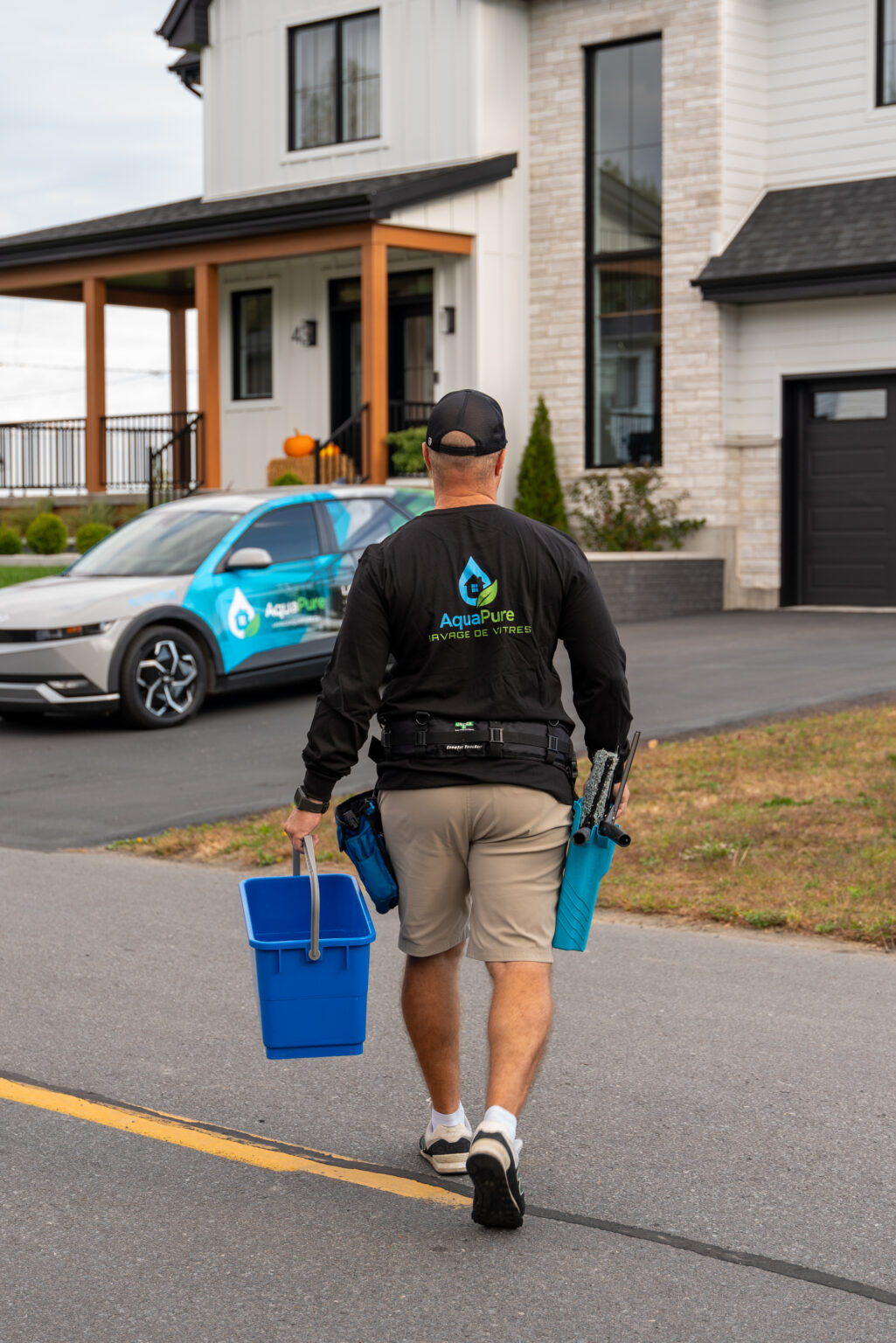 Technicien de Lavage Aquapure en route vers une maison